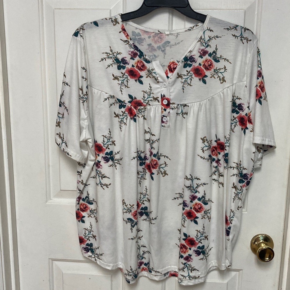 3/$20 bundle and save 
Elegant Floral V-Neck Blouse - White and Red